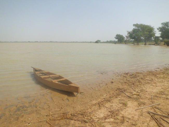 Photo 11 : Embarcation de pêcheur au bord du lac