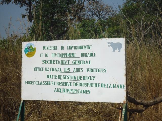 Photo : Plaque signalétique de l'entrée de la Forêt classé et Réserve de Biosphère de la mare aux hippopotames de Bala