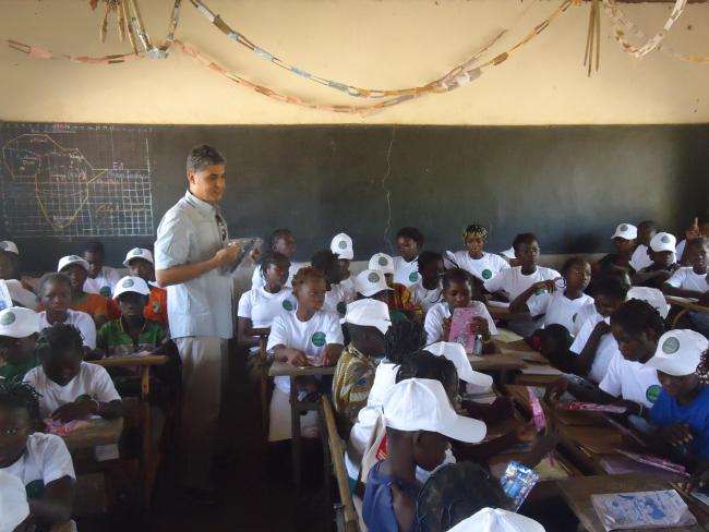Séance d'éducation environnementale avec les élèves de l'école primaire de la localité par l'OSS