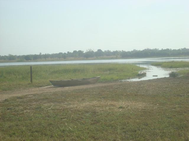 Vue panoramique de l'étendue du lac