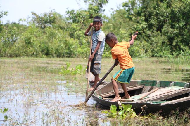 Local kids catch snail for tonight dinner 