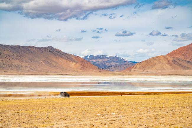 A car passes along the road next to Tso Kar, leading to the village of Thukje.