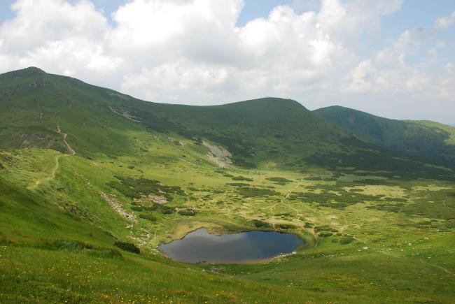 A post-glacial kettle under Mount Turkul with the alpine lake Nesamovyte
