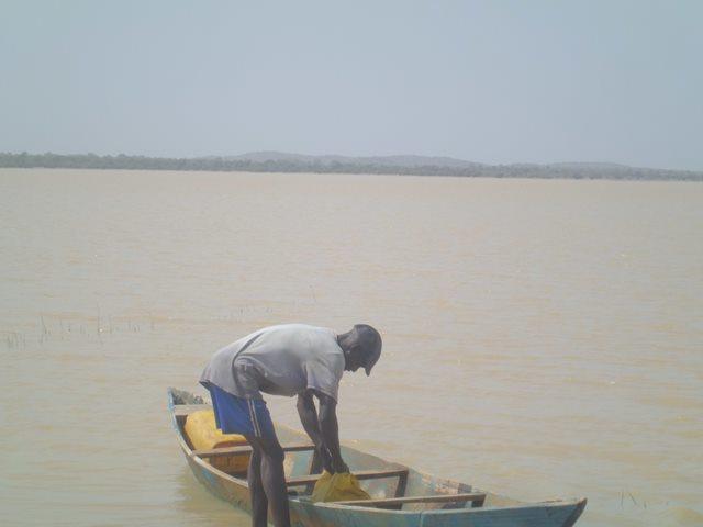Retour de pêche, avec près de 40 kg de poisson dans la pirogue