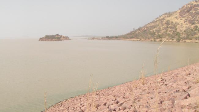 Photo 1 : Vue du barrage de la Kompienga