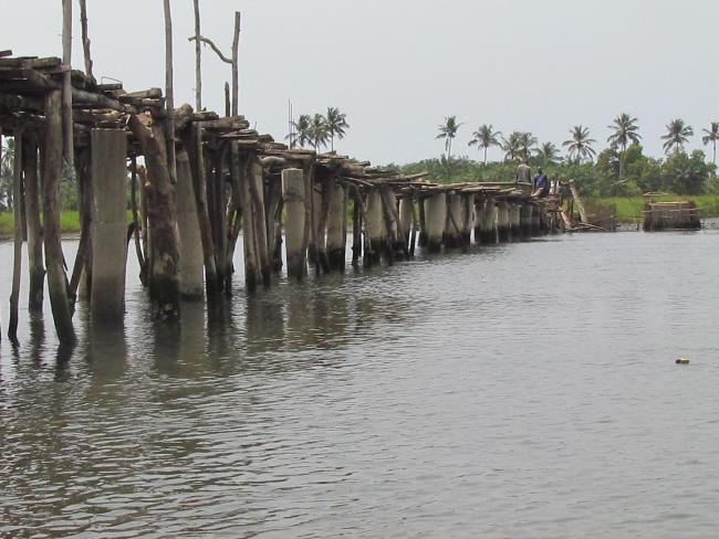 Pont de fortune sur la lagune côtière dans la commune de Ouidah