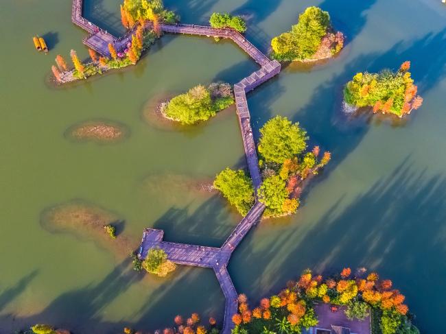 Viewing gallery in Haizhu Lake