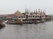 Hotel Chez Raphael dans le village lacustre de Ganvie. Zone touristique dans le site Ramsar 1018 
