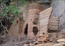 Photo 1 : Anciens greniers construits au niveau de la falaise 