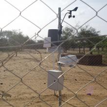 Photo 3 : Station agro-météorologique installée sur le site de la mare d'Oursi par le Projet REP-Sahel de l'OSS