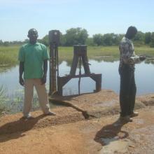 Photo 11 : Séance d'échanges avec le gestionnaire et une personnes ressources du village sur la digue du cours d'eau principal 