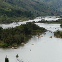 Paysage de la rivière Nosivolo avec des terrains de culture vivrière sur  le bassin versant