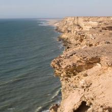 Littoral Aftissate-Boujdour: falaise surplombant directement les eaux océaniques