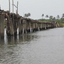 Pont de fortune sur la lagune côtière dans la commune de Ouidah
